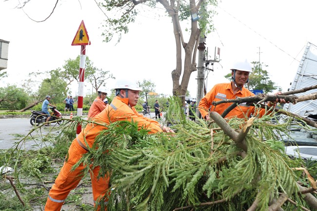 THỜI SỰ 18H CHIỀU 08/09/2024: Ngành điện khẩn trương khắc phục, cấp điện trở lại cho 4 địa phương thiệt hại nặng bởi bão số 3 trong hôm nay